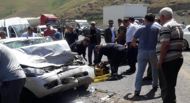 Otomobil iş makinasıyla çarpıştı:1 ölü, 3 yaralı 